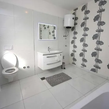 Family Friendly House With A Swimming Pool - 22902 *