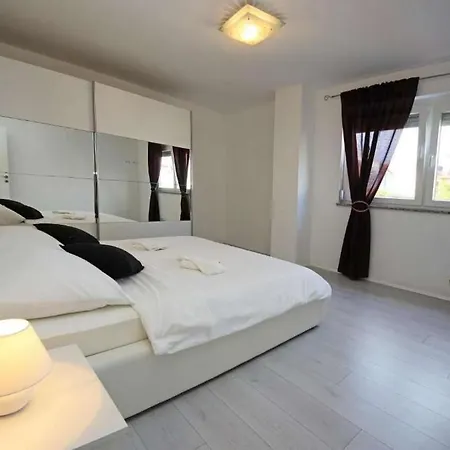 Family Friendly House With A Swimming Pool - 22902 Holiday home