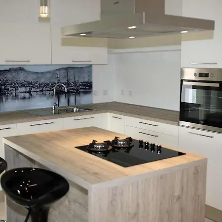 Family Friendly House With A Swimming Pool - 22902 Holiday home *
