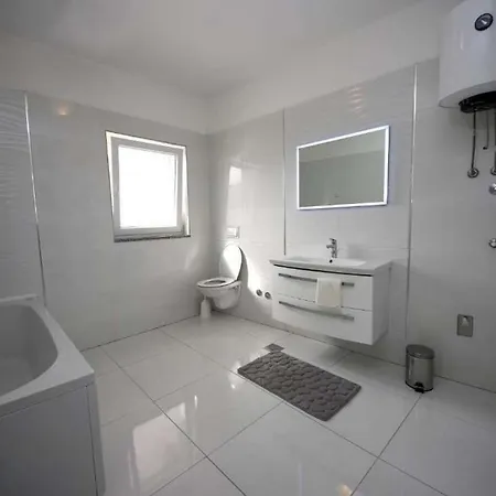 Family Friendly House With A Swimming Pool - 22902 Holiday home *