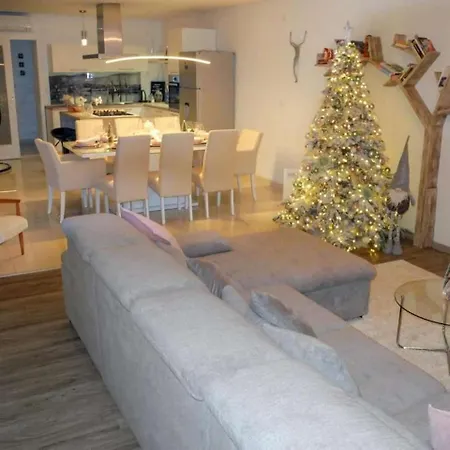 Family Friendly House With A Swimming Pool - 22902