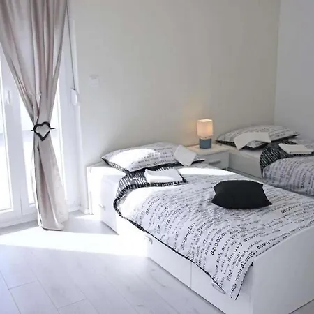 Family Friendly House With A Swimming Pool - 22902 Holiday home *