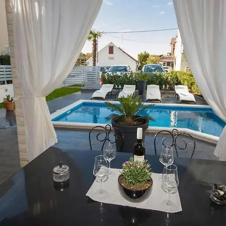 Family Friendly House With A Swimming Pool - 22902 *