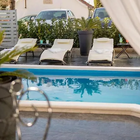Family Friendly House With A Swimming Pool - 22902 Holiday home *